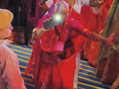 70 साल की बुजुर्ग महिला भी दिखाई एक्टिव।