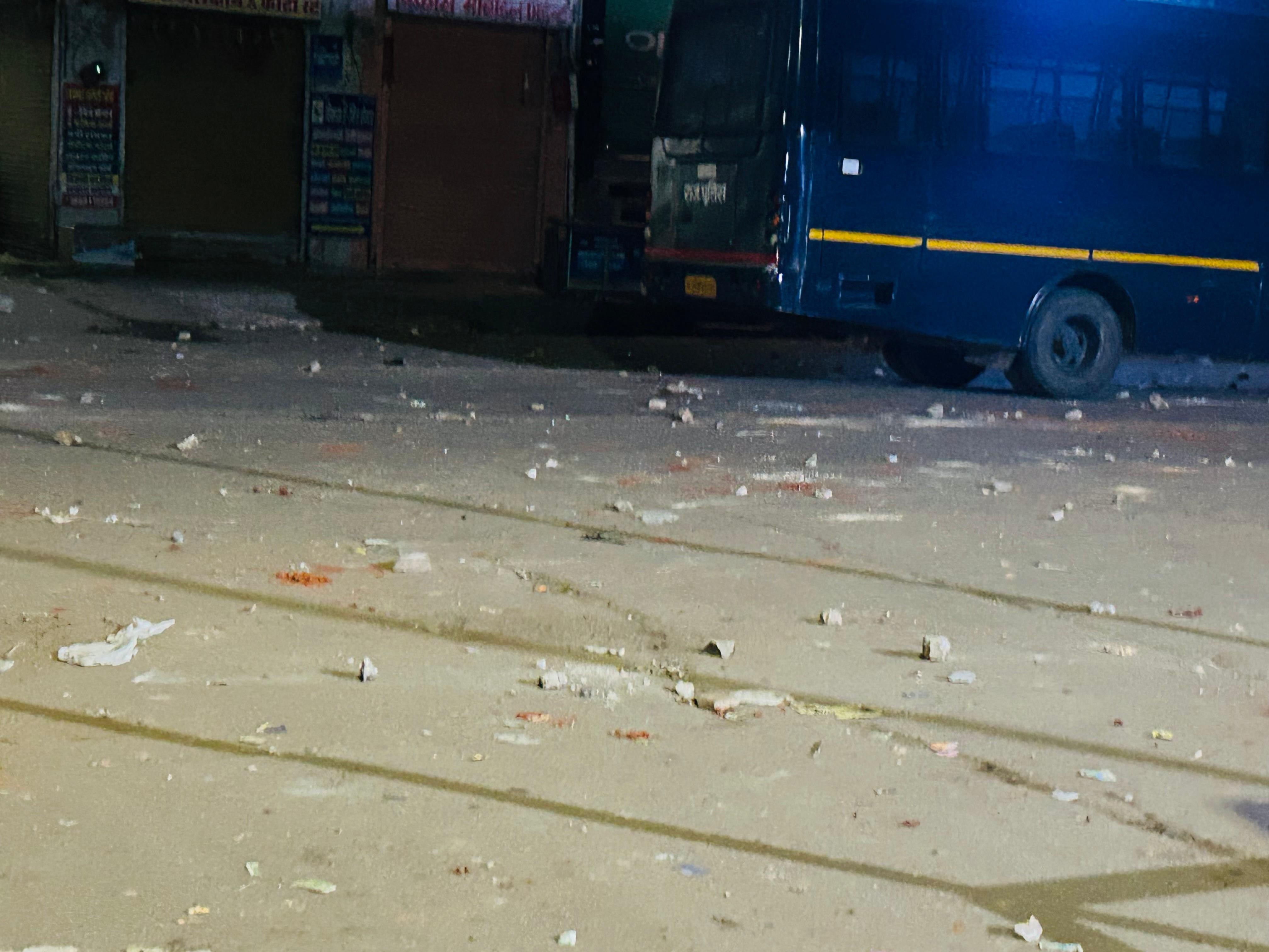 पथराव में पुलिस की कई गाड़ियों को भी नुकसान पहुंचा है। घायल पुलिसकर्मियों की हालत स्थिर है।