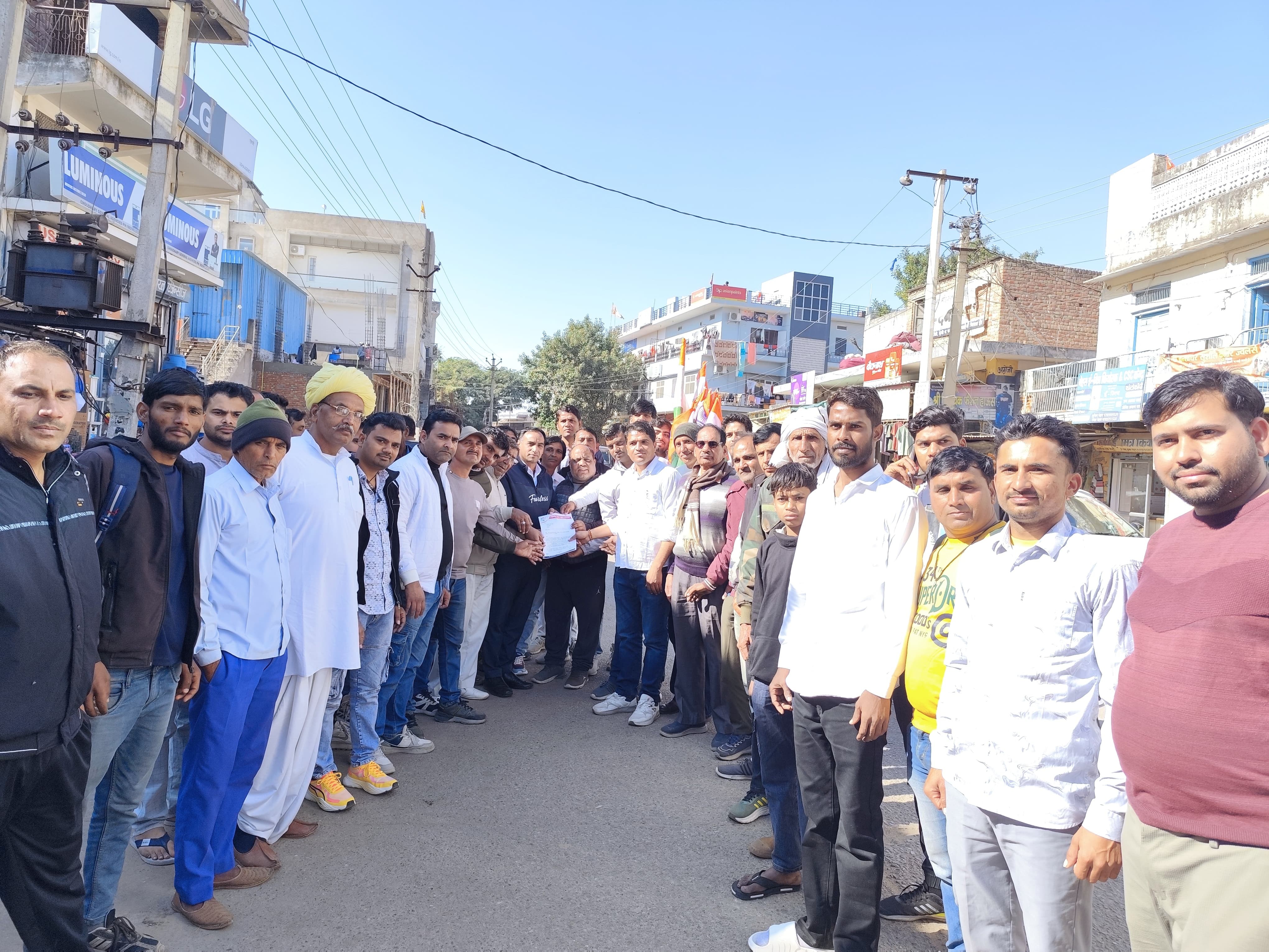 अरावली पर्वतमाला के संरक्षण की मांग को लेकर सिंघाना में पैदल विरोध रैली निकाली गई।