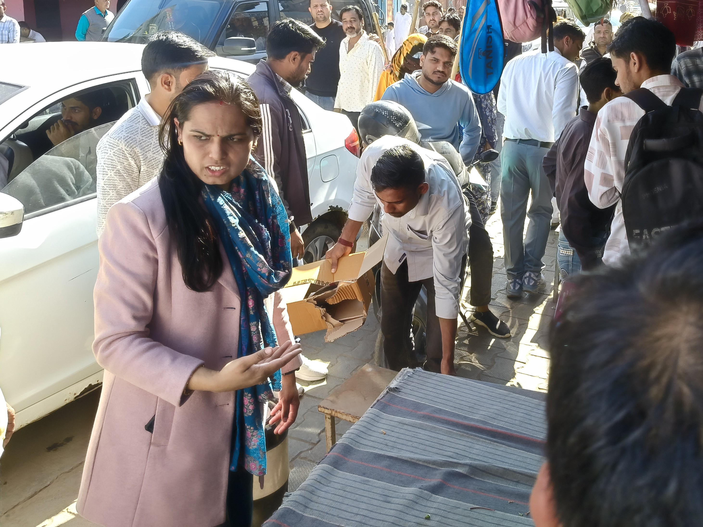 धिशासी अधिकारी (ईओ) रवीना चौधरी के नेतृत्व में चलाए गए विशेष अभियान के तहत खंडेला रोड, सीकर-जयपुर रोड और रामलीला मैदान सहित प्रमुख मार्गों से अतिक्रमण हटाया गया।