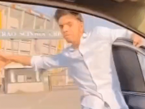 सड़क पर दौड़ती कार का गेट खोलकर स्टंट बाजी करता युवक। - Dainik Bhaskar