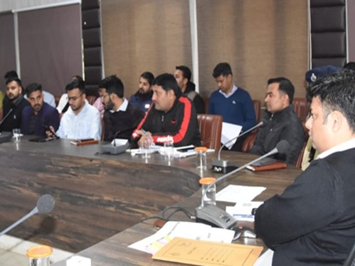 भिवानी के लघु सचिवालय स्थित डीआरडीए सभागार में डीसी साहिल गुप्ता विभिन्न विभागों के जिलाधिकारी बोर्ड की समीक्षा बैठक लेते हुए।