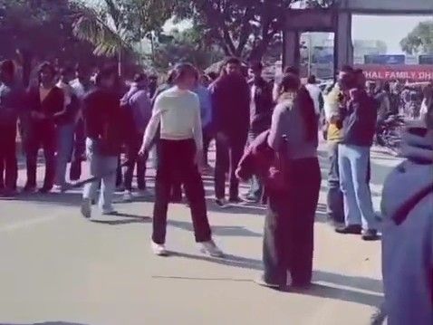 छात्रा को बेल्ट से पीटने वाली वंशिका सांगवान को कॉलेज ने निष्कासित कर दिया।