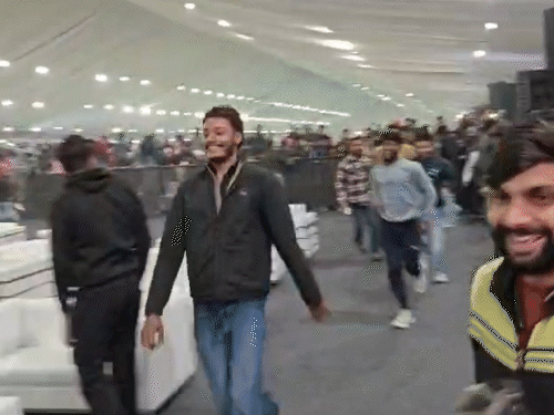 कैलाश की दूरी कम करने की बात आडियंस ने भी सुनी। उनकी प्रस्तुति के दौरान लोगों ने बैरिकेड्स लांघकर स्टेज की तरफ दौड़ लगा दी।