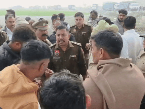 यमुना नदी में पिलर को लेकर हरियाणा व यूपी प्रशासन में होती गहमागहमी।
