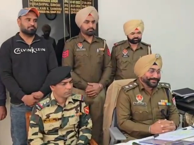 जानकारी देते पुलिस व बीएसएफ के अधिकारी