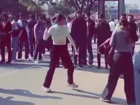 वीडियो में छात्राएं एक-दूसरे को गालियां भी देती हैं।