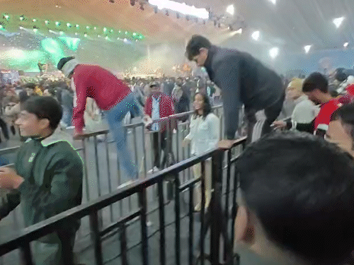 बैरिकेड्स लांघ रहे लोगों को पुलिस पहले चुपचाप देखती रही। इससे लोगों को हौसला बढ़ता गया और एक-दूसरे को देख बैरिकेड्स लांघकर आगे जाते रहे।