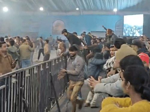 एक-दूसरे को देखकर भीड़ बैरिकेड्स फांदकर तेजी से स्टेज की ओर बढ़ी। इस दौरान हंगामा होता दिखा। जो बैरिकेड्स नहीं लांघ सकते थे वे अपनी जगह पर खड़े रहे।