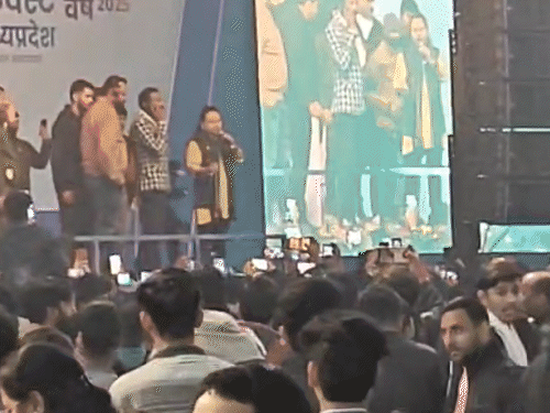 भीड़ स्टेज तक पहुंच गई तो कैलाश खेर नाराज हो गए। उन्होंने स्टेज पर एक से दूसरी तरफ जाते हुए लोगों को चेतावनी दी। नाराजगी में बोले- हमने आपकी प्रशंसा की और आप जानवरगीरी कर रहे हैं।