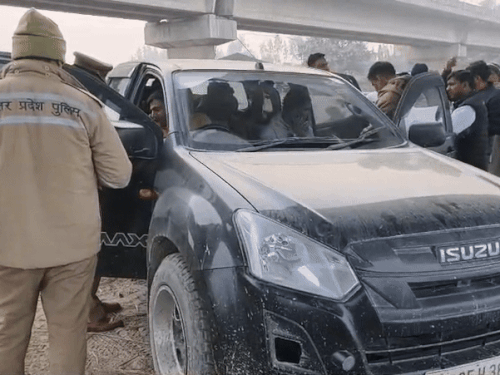 हरियाणा की तरफ से गए युवकों से बातचीत करती यूपी पुलिस।