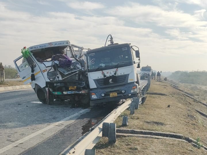 नेशनल हाईवे 52 पर पीछे से आ रहा बजरी से भरा ट्रेलर सड़क किनारे खड़े टैंकर से टकरा गया।