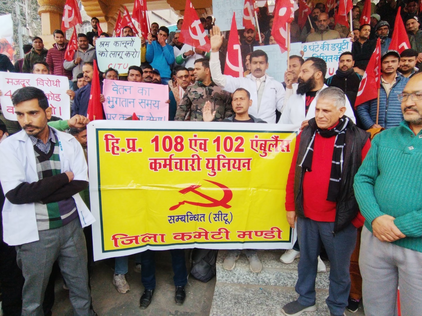 मंडी में रोष मार्च निकालते एम्बुलेंस कर्मचारी।