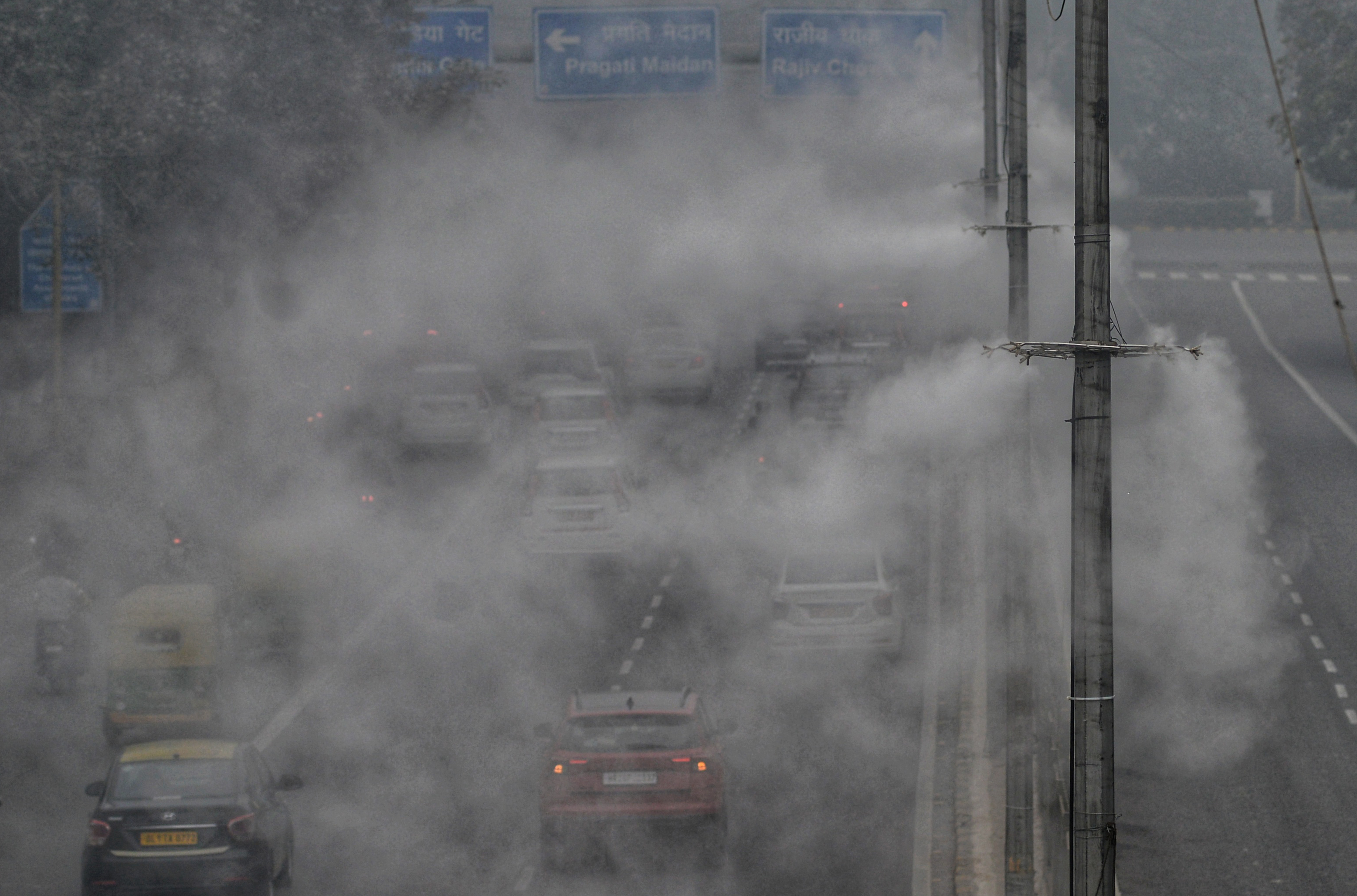 डॉक्टरों ने कहा कि कारों और विमानों से निकलने वाले जहरीले तत्वों की हृदय रोगों के बढ़ते मामले में बड़ी भूमिका है।