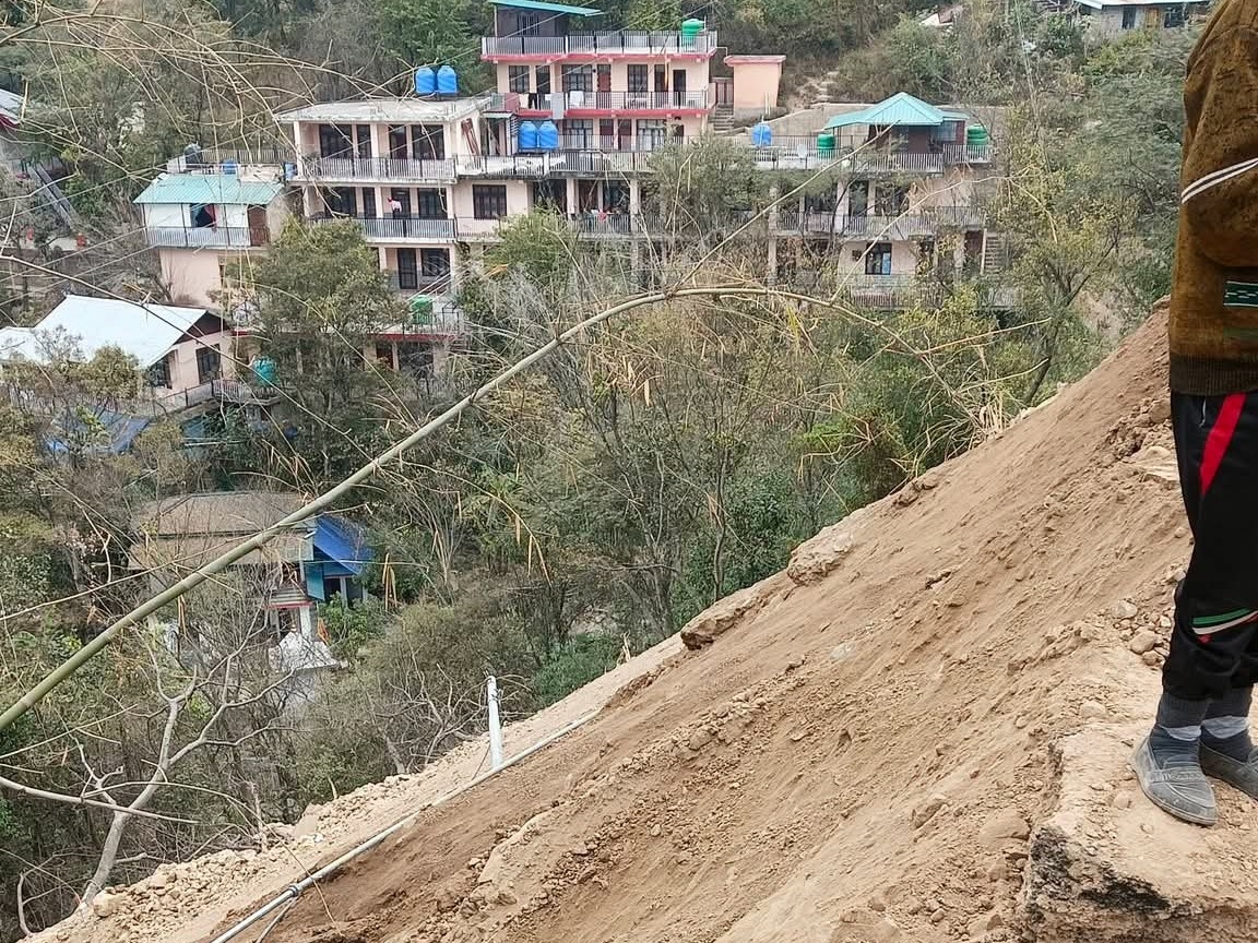 मलबे और मिट्टी को ढलान की फेंका जा रहा है