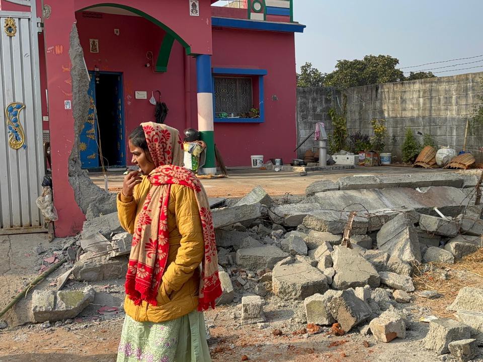 ​​​​​​​गिरिडीह में पति JCB लेकर पहुंचा ससुराल, तोड़ दी बाउंड्री:  आरोपी ने कहा- पत्नी बार-​बार मायके जाती है, इसलिए वहां का घर ही तोड़ देंगे‎ – Giridih News