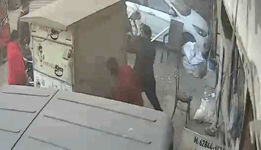 कार सवार दुकानदार ने किया हमला।