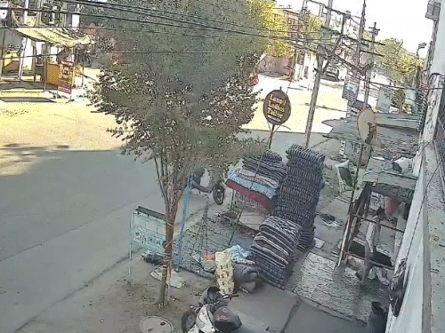 तेज रफ्तार स्कॉर्पियो ने स्कूटी सवार को टक्कर मारी, फिर गाड़ी को धीमा किया।