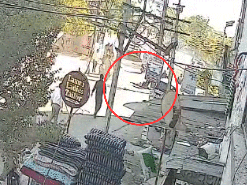 इसके बाद गाड़ी सड़क पर गिरे किशोर को कुचलते हुए भाग गया।