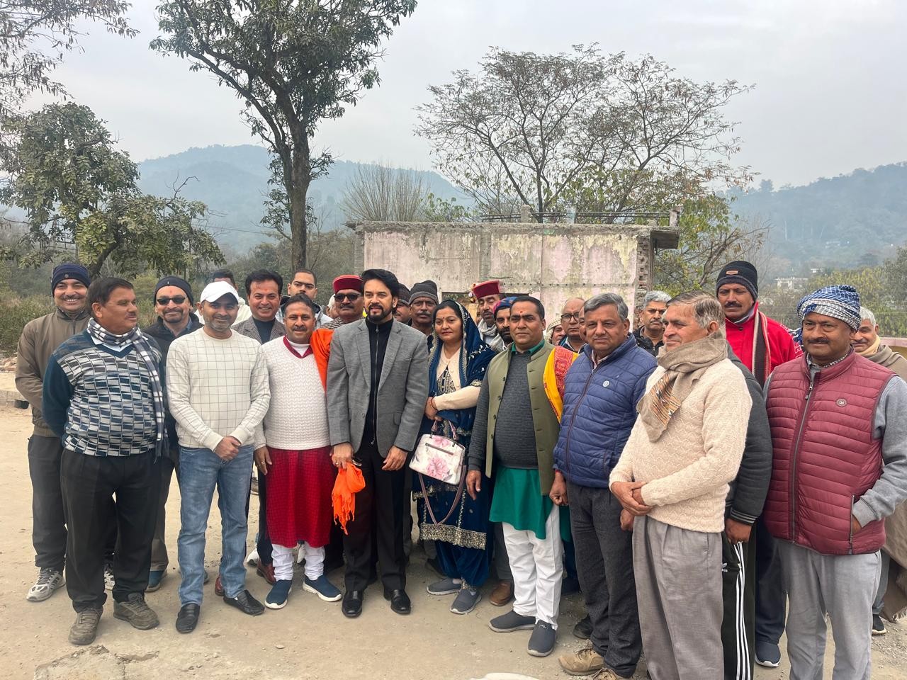 देहरा के लोगों ने अनुराग ठाकुर से की मुलाकात:  एमपी से फोरलेन पर पैदल पुल बनवाने की मांग, सेंट्रल यूनिवर्सिटी के लिए आभार जताया – Dehra News