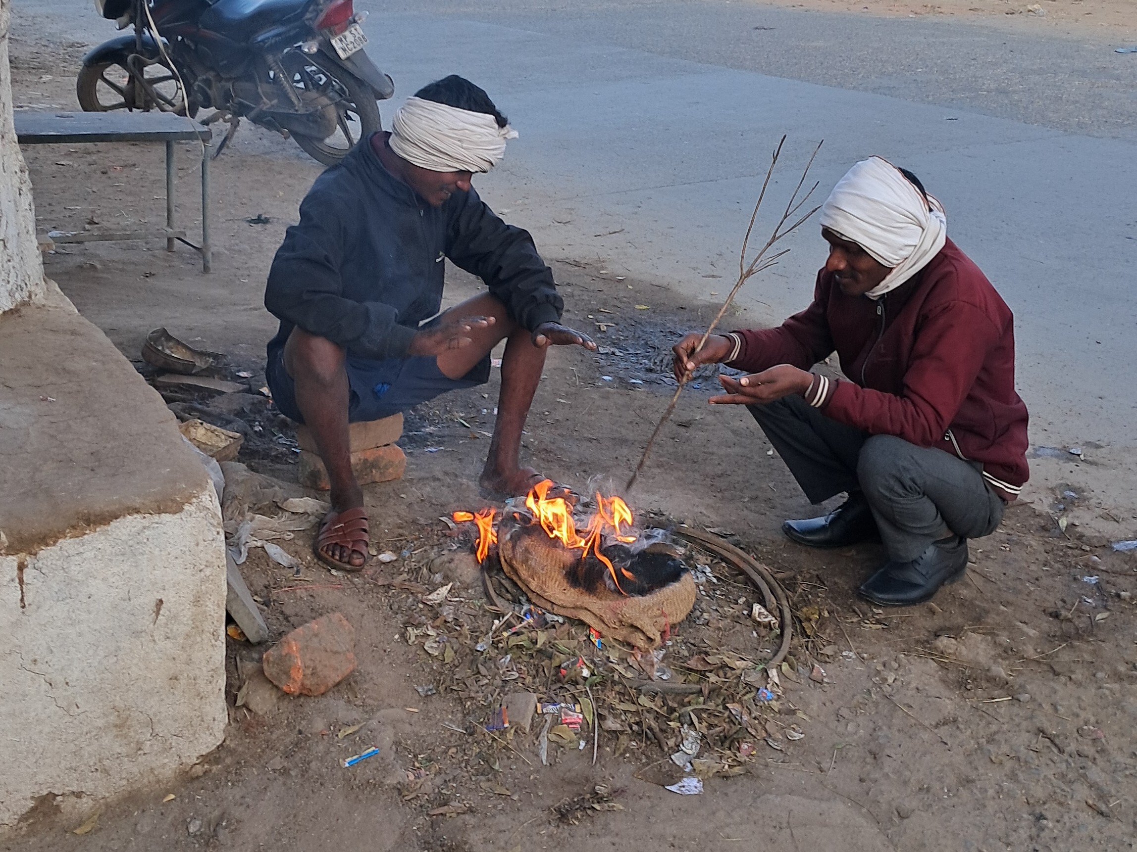 लोग जगह-जगह अलाव तापते दिखे।