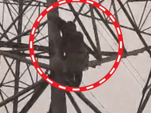 टावर पर चढ़ी लड़की