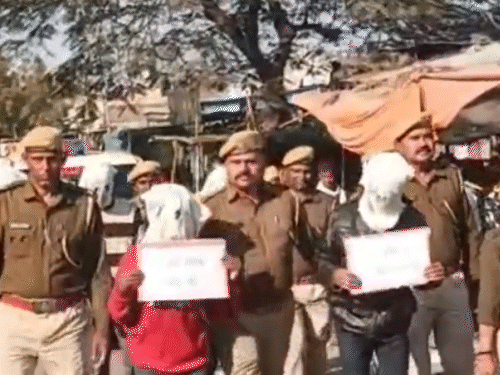 गैंगरेप के आरोपी बाजार में इस तरह से लंगड़ाते और हाथों में तख्ती लेकर चल रहे थे।