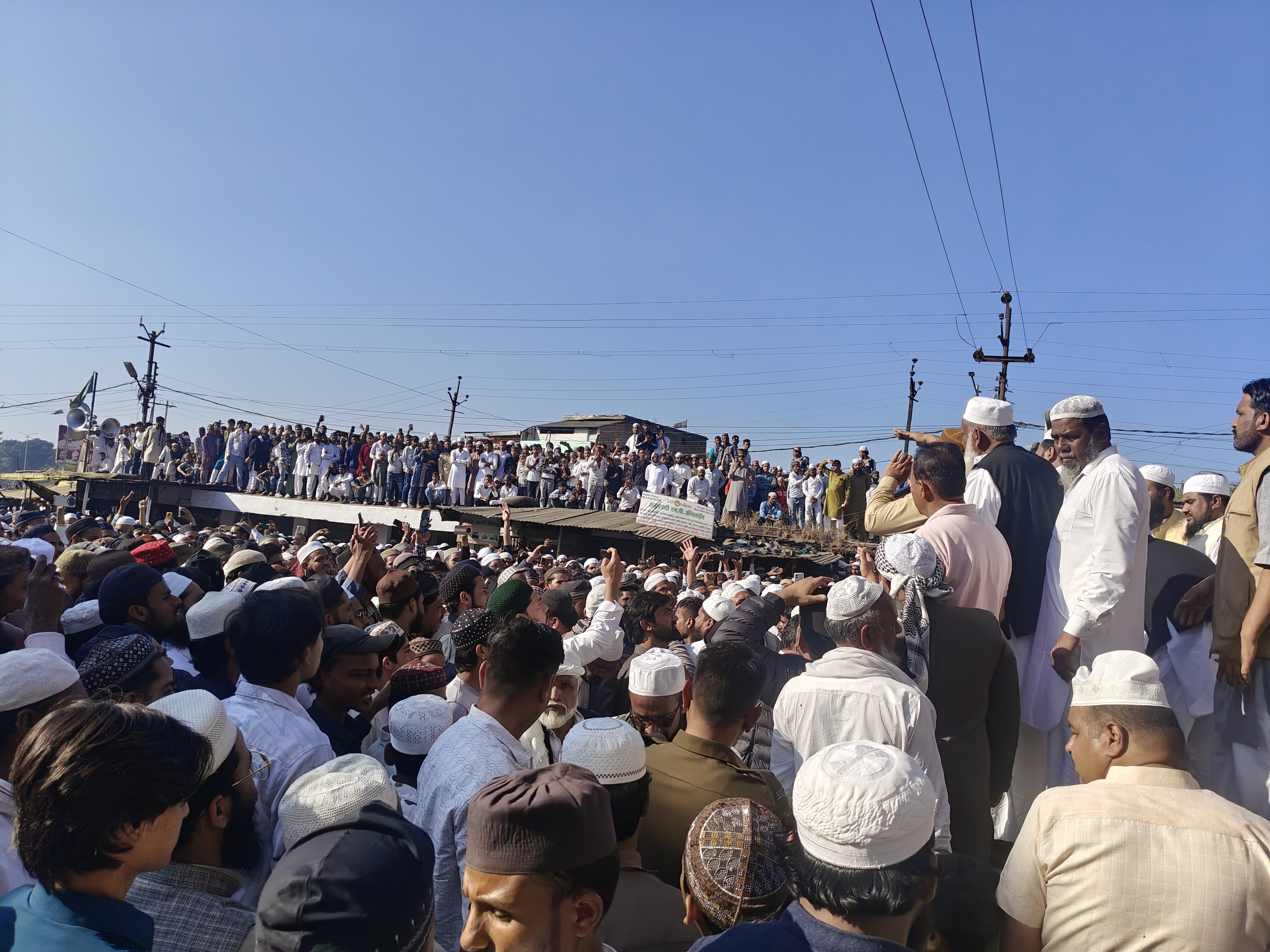 समाज ने मांग की है कि मकान-मस्जिद तोड़ने की मिल रही धमकियों पर कार्रवाई की मांग की है।