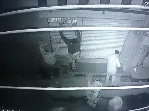 डकैत रास्ते में लगे सीसीटीवी कैमरे में दुकान का शटर तोड़ते दिख रहे हैं।
