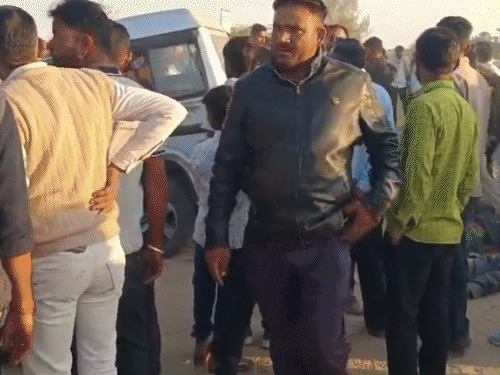 एक्सीडेंट की सूचना पर मौके पर लोगों की भीड़ जुट गई।