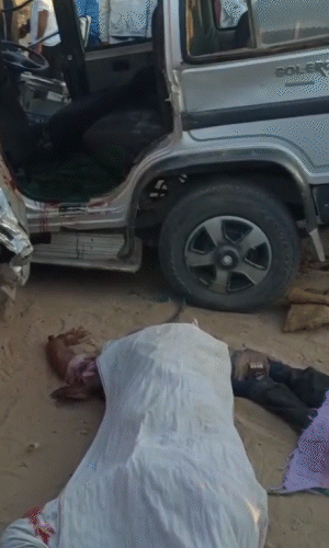 हादसे में क्षतिग्रस्त हुई कार में शव बुरी तरह फंस गए थे, जिन्हें पुलिस ने लोगों की मदद से बाहर निकाला।