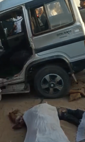 ट्रेलर से भिड़ंत के बाद बोलेरो आगे से बुरी तरह डैमेज हो गई।