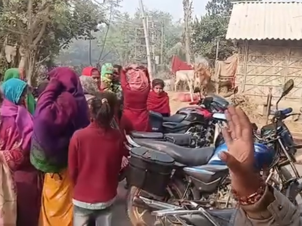 मौके पर जुटी लोगों की भीड़।