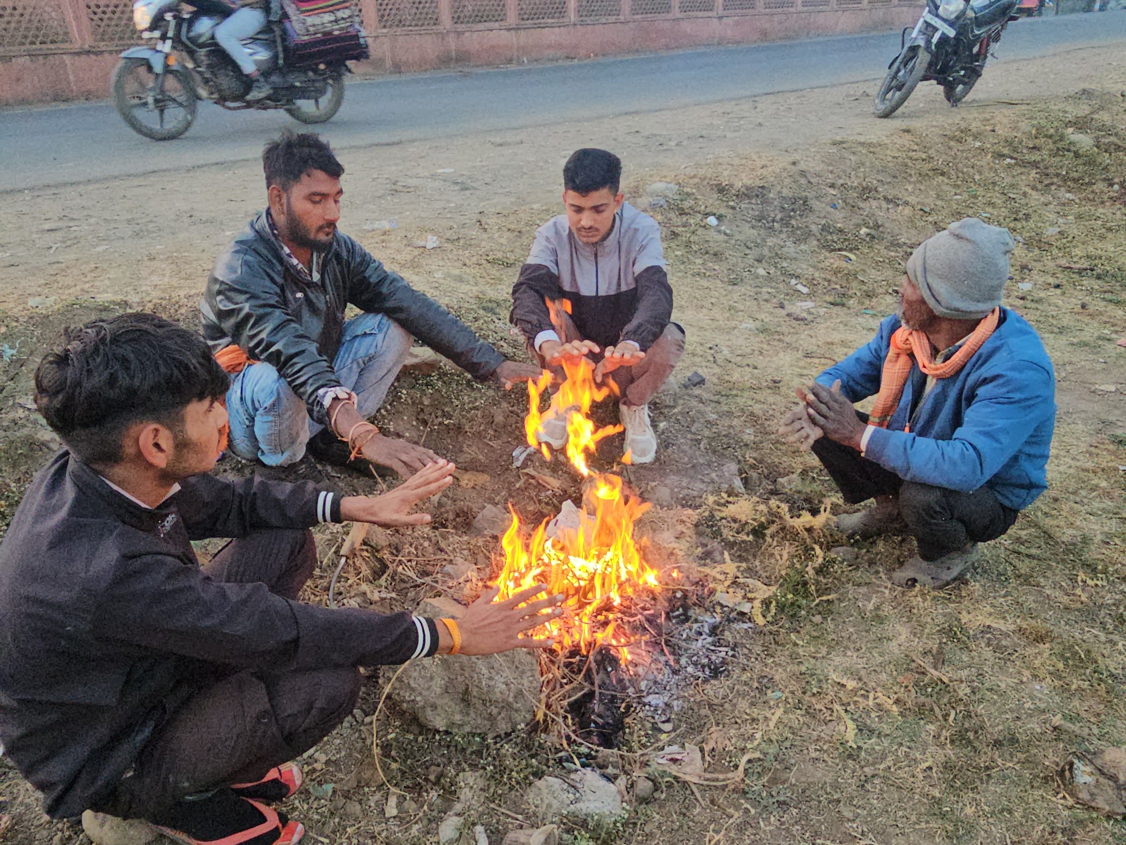 कोहरे में जगह-जगह अलाव तापते दिखे लोग।