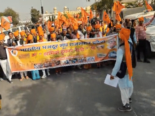 प्रदर्शन में शामिल कर्मचारियों ने आरोप लगाया कि राजस्थान में असंगठित क्षेत्र के मजदूरों, ठेला-थड़ी व्यवसायियों और गरीब श्रमिकों की स्थिति बेहद चिंताजनक है।