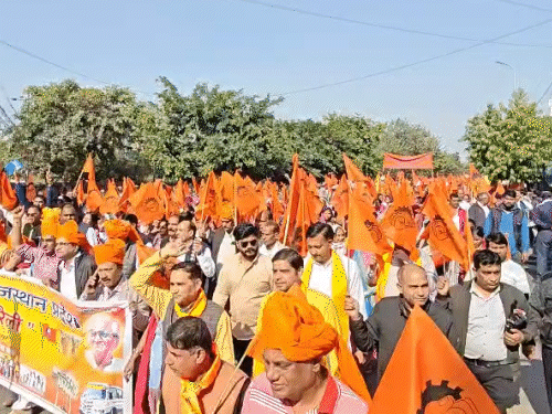 रैली शहीद स्मारक से शुरू होकर सिविल लाइंस फाटक तक पहुंची।