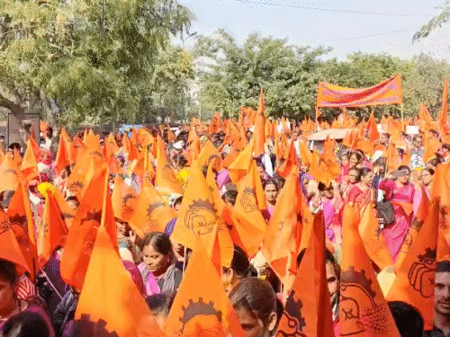 सभा में आंगनबाड़ी, आशा, निर्माण मजदूर, विद्युत, परिवहन, रोडवेज, NHM, वस्त्र उद्योग, सहकारी कर्मचारी, स्ट्रीट वेंडर्स सहित 30 से अधिक संगठनों के प्रतिनिधियों ने समस्याएं रखीं।