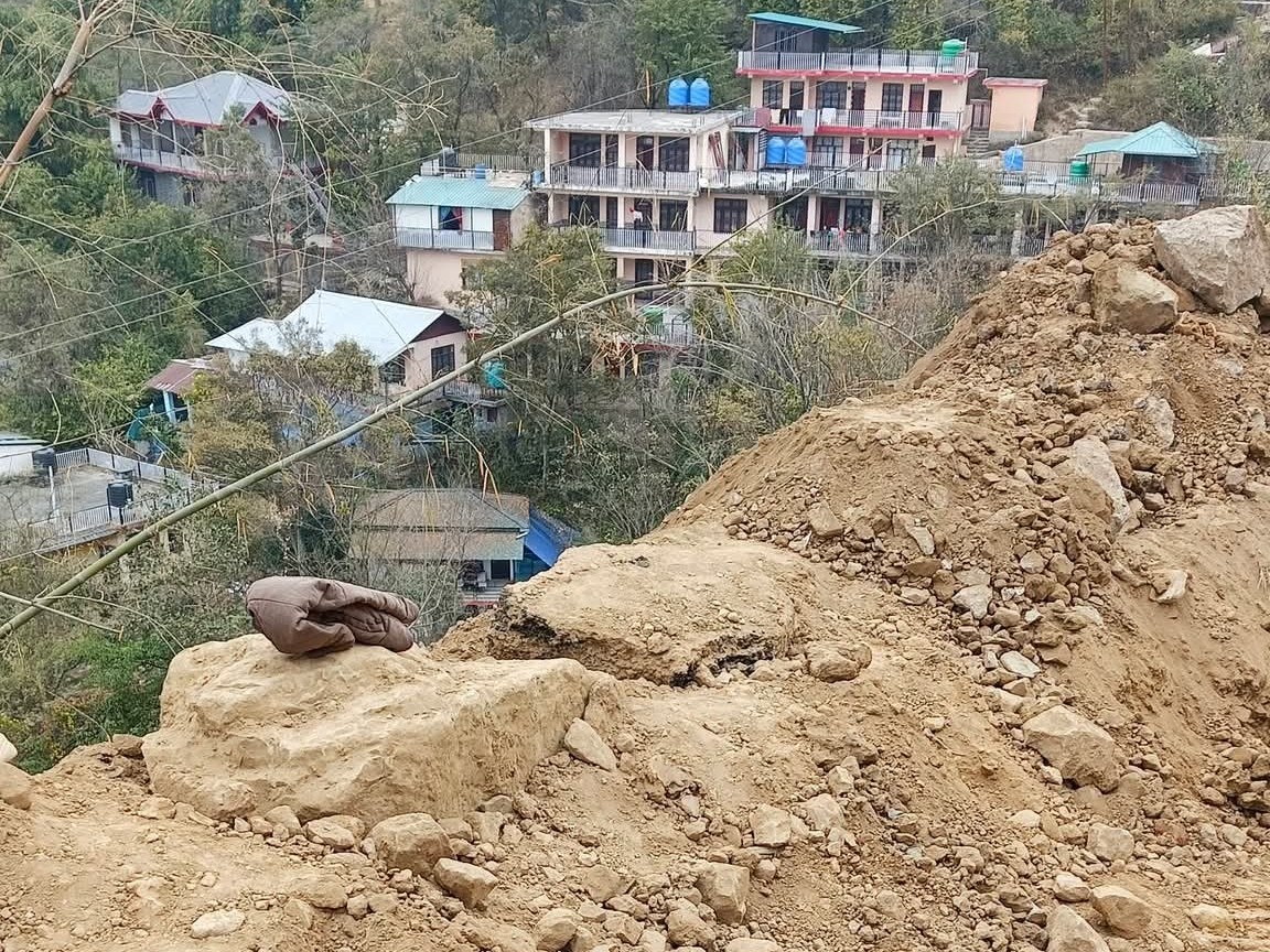 सुधेड़ गांव के दर्जनों परिवारों पर भूस्खलन का खतरा