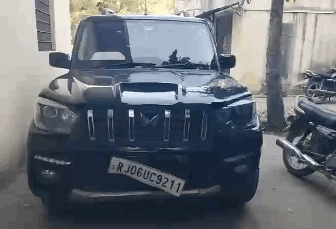 पुलिस ने स्कॉर्पियो को जब्त कर लिया है।