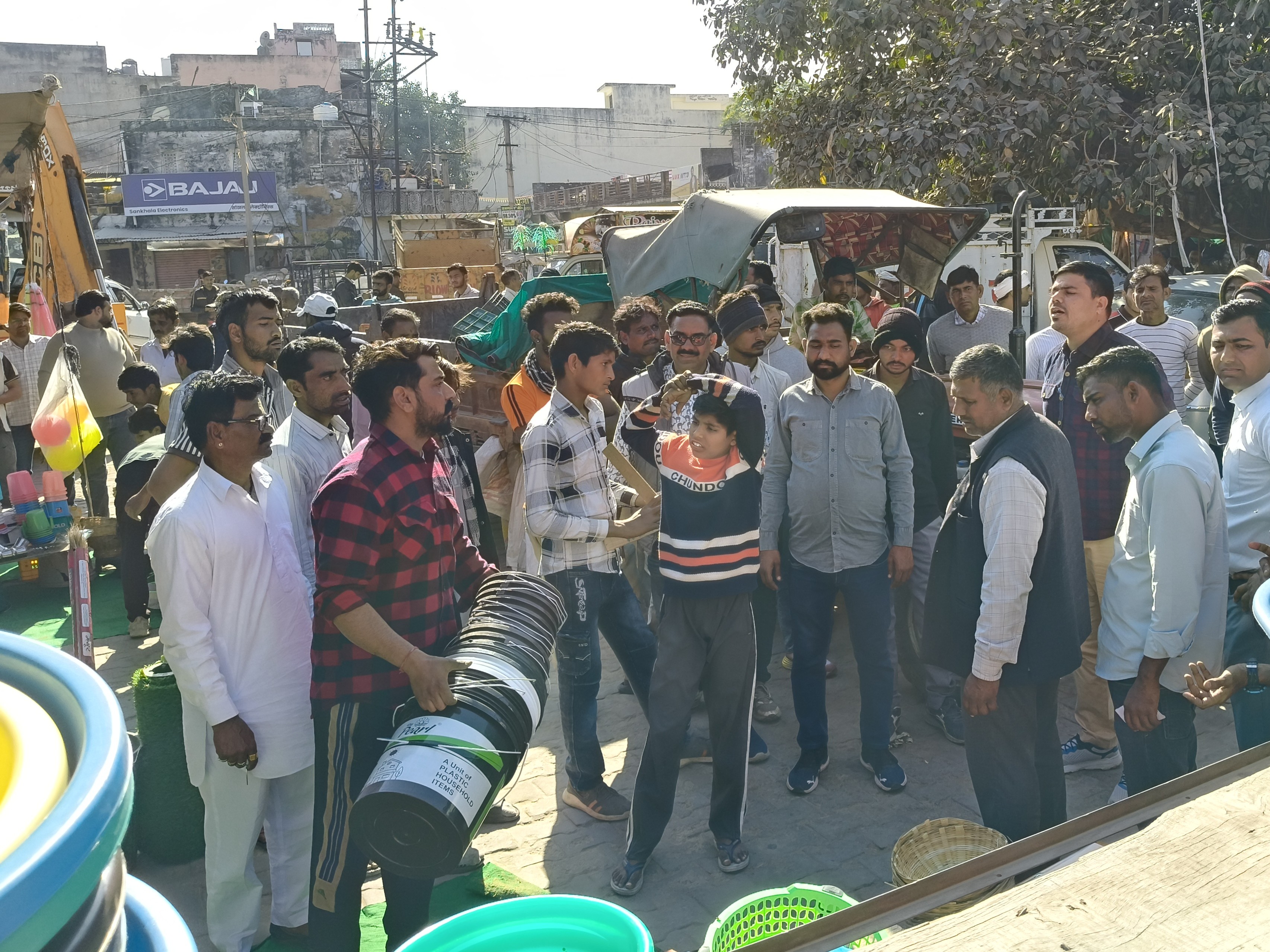 अभियान के दौरान सभी अवैध अतिक्रमण, दुकानों के बाहर लगे बोर्ड, खंभों पर टंगे बैनर और होटलों, ठेलों व चाय की थड़ियों पर लगे विज्ञापन हटाए गए।