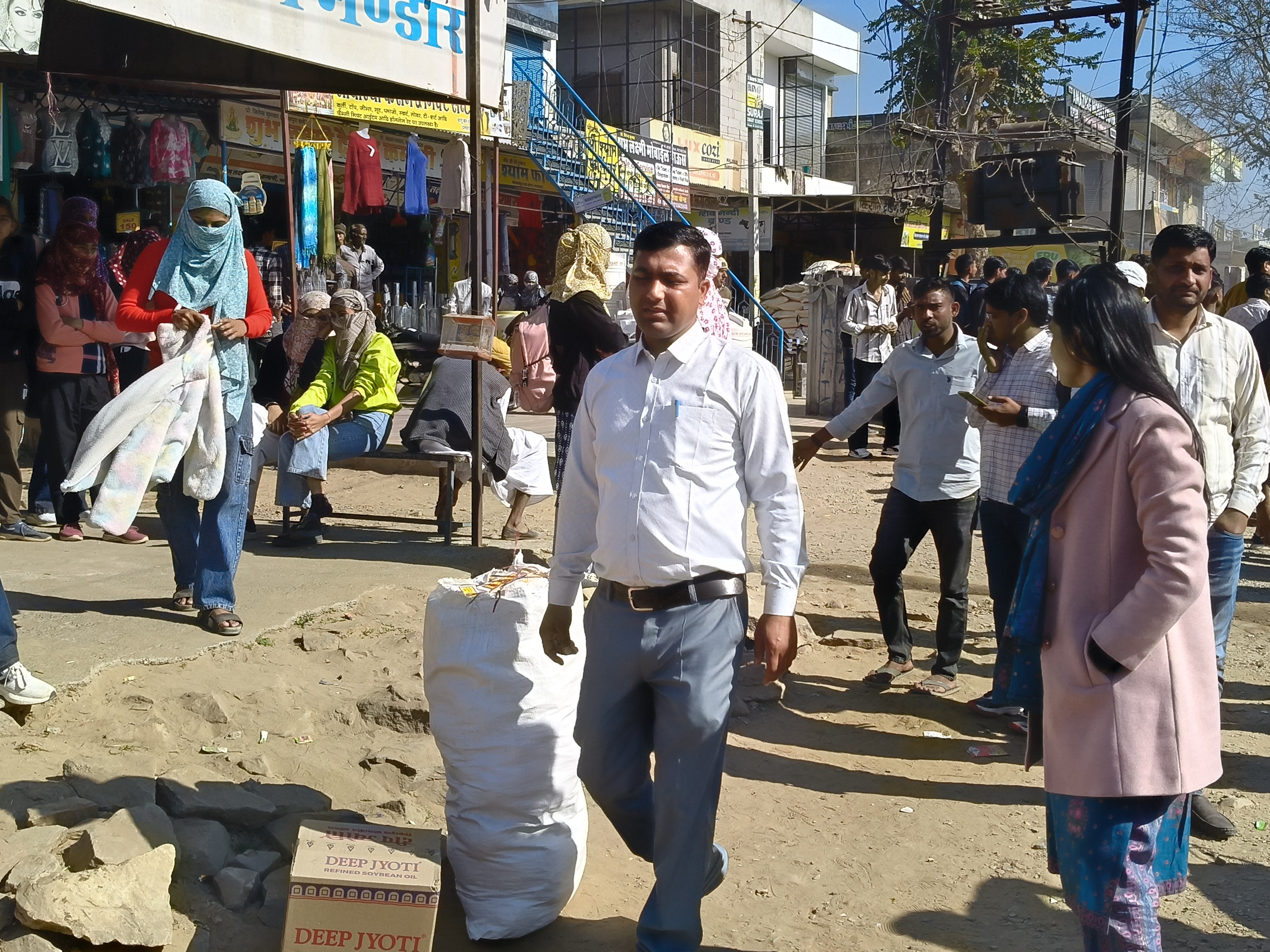 सड़क किनारे दुकानों के बाहर अवैध रूप से रखे गए सामान, ठेले, तख्त और अस्थाई दुकानों के कारण मार्ग संकरा हो रहा था, जिससे यातायात बाधित होता था।