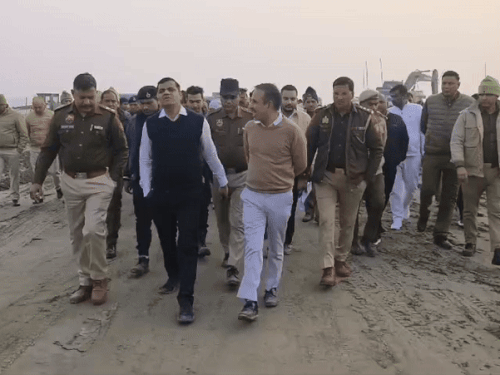 पिलर को निशानदेही के लिए पहुंचा यूपी व हरियाणा का प्रशासन।