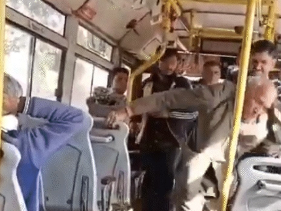 बस चालक से मारपीट करते आरोपी