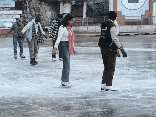 शिमला में आइस स्केटिंग रिंक में स्केटिंग का लुत्फ उठाते पर्यटक।
