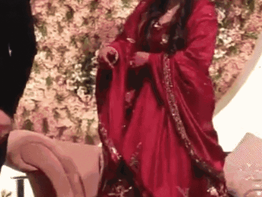 रिसेप्शन में पहुंचे एक बच्चे ने घुटनों पर बैठकर नीरज-हिमानी को गुलाब दिया। यह देखकर दोनों मुस्कुराने लगे और तुरंत ही नीरज ने बच्चे को उठाया।