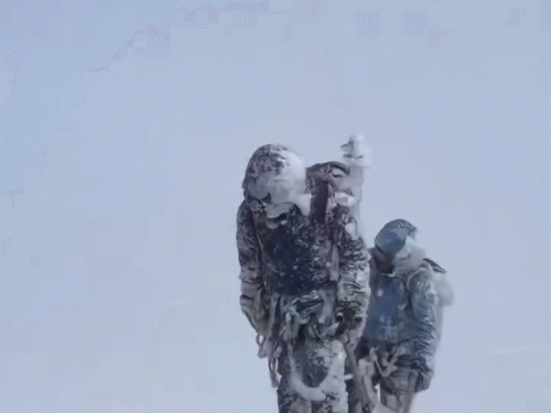 पर्वतारोहियों के शरीर पर बर्फ की मोटी लेयर दिखाई दे रही है। इसके बावजूद वे धीरे-धीरे अपने लक्ष्य तक चढ़ाई कर रहे है।