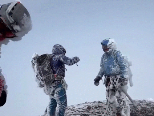 पिको डी ओरिजाबा की चोटी पर पहुंचने के बाद जश्न मनाते पर्वतारोही।