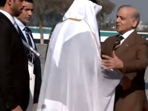 शहबाज और आसिम मुनीर UAE के राष्ट्रपति शेख मोहम्मद बिन जायद को रिसीव करने एयरपोर्ट आए। उन्होंने गले लगाकर प्रेसिडेंट का स्वागत किया। - Dainik Bhaskar