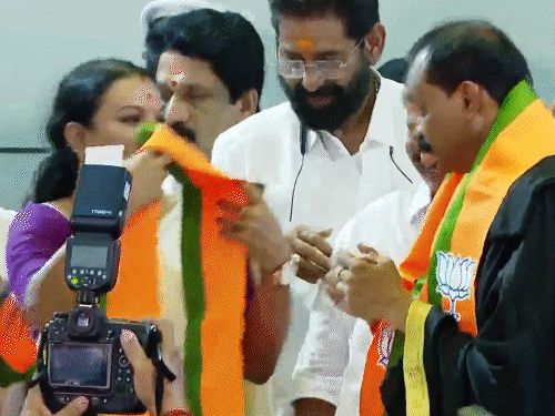 वीवी राजेश को तिरुवनंतपुरम का मेयर चुने जाने पर पार्टी कार्यकर्ताओं ने बधाई दी। - Dainik Bhaskar
