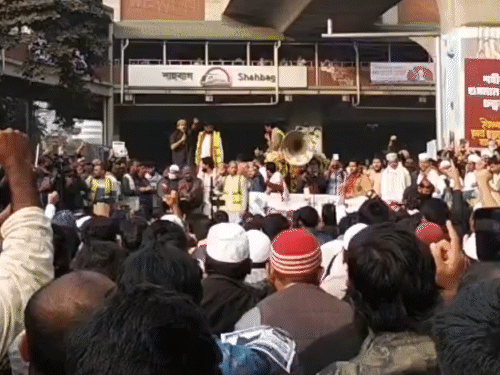 Bangladesh Violence Update; Dipu Chandra Das Lynching | Dhaka Police |  बांग्लादेश के ढाका यूनिवर्सिटी में भारत विरोधी प्रदर्शन: हादी के हत्यारे को  सजा देने की मांग ...